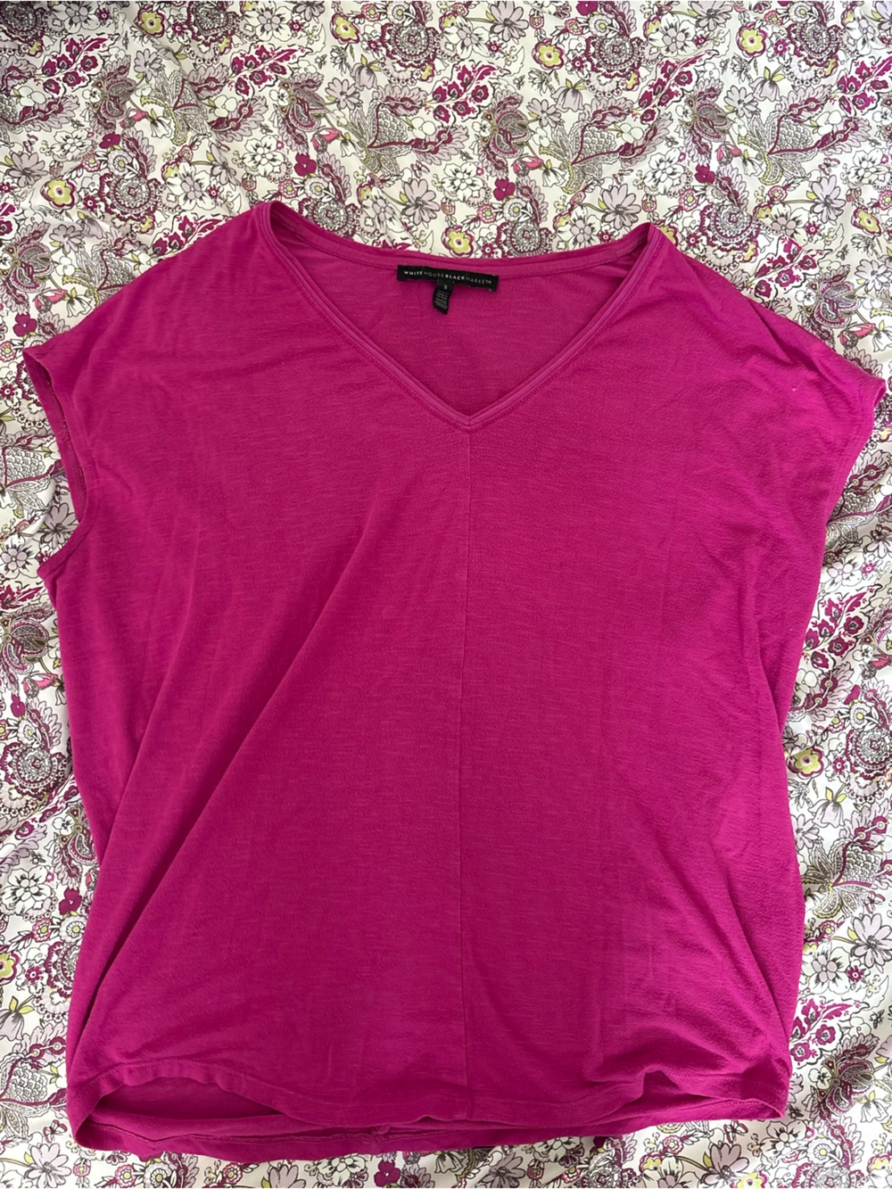 White House Black Market V-Neck Short Sleeve Top in Magenta - Picture 4 of 7